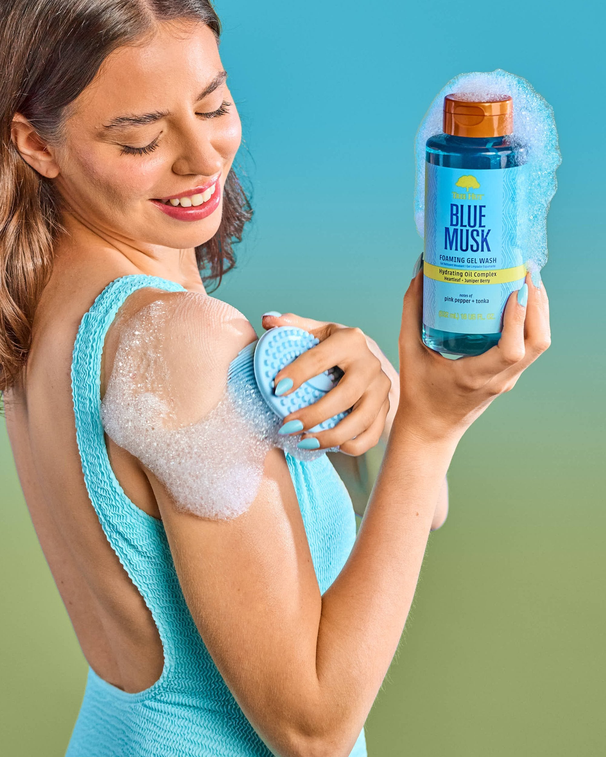 BlueMuskFoamingGelWash_apply.jpg