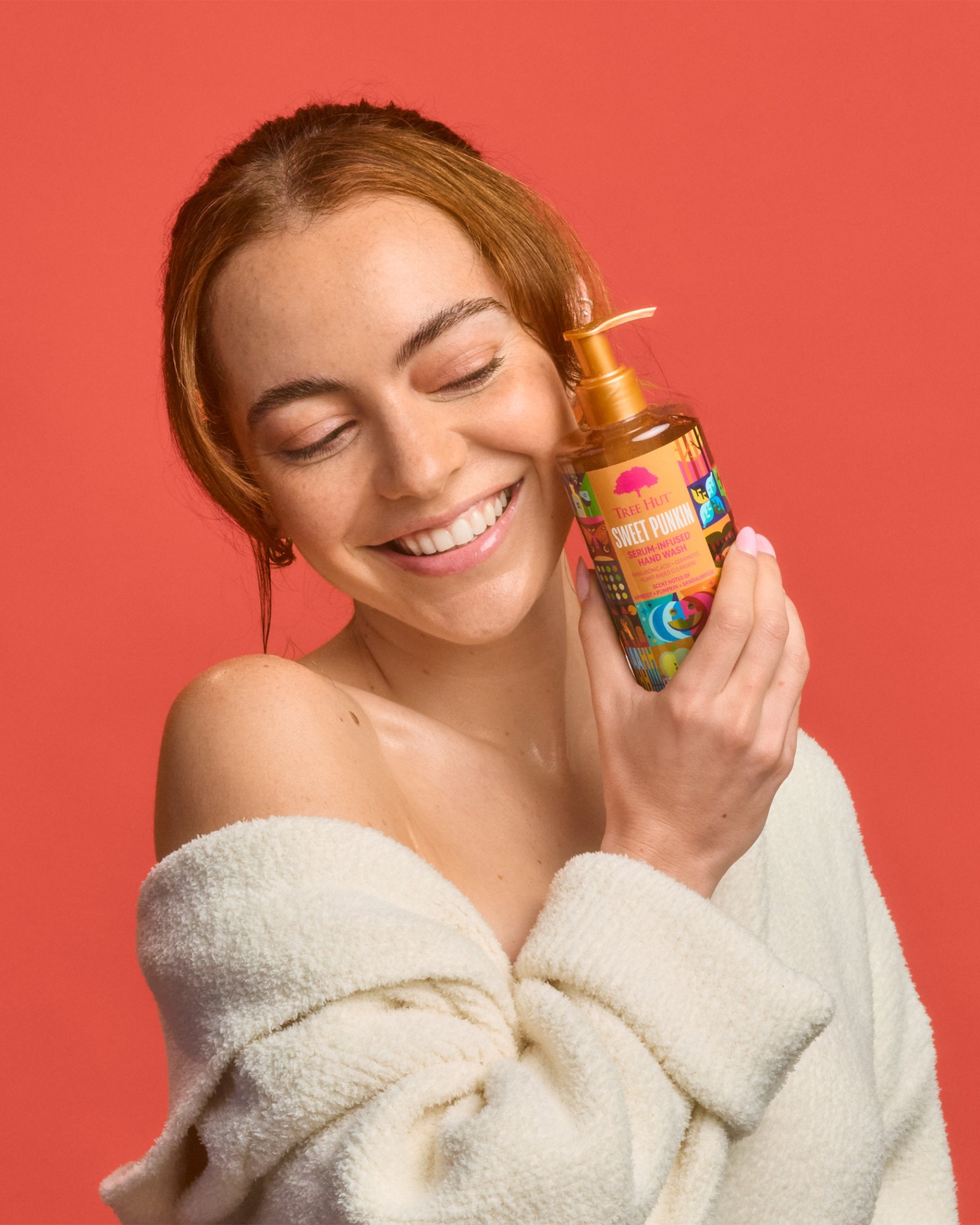 Sweet_Punkin_Serum-Infused_Hand_Wash_model.jpg