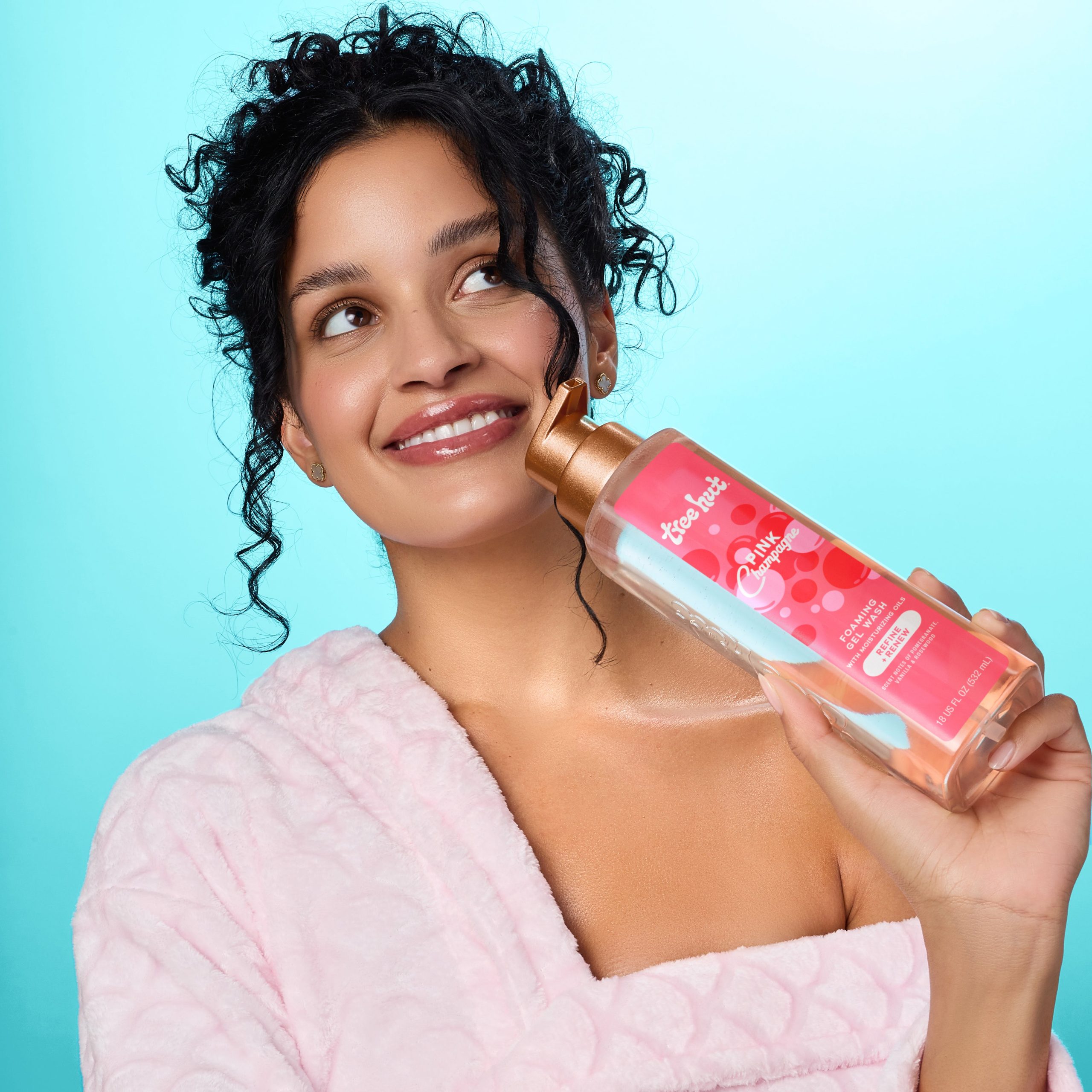 TH_CoreRebrand_PinkChampagne_NewAisle_FoamingGelWashWPump_InHand_0866_1x1_2e6b1f78-65ef-45e4-b142-423c8ca528db-scaled-1.jpg