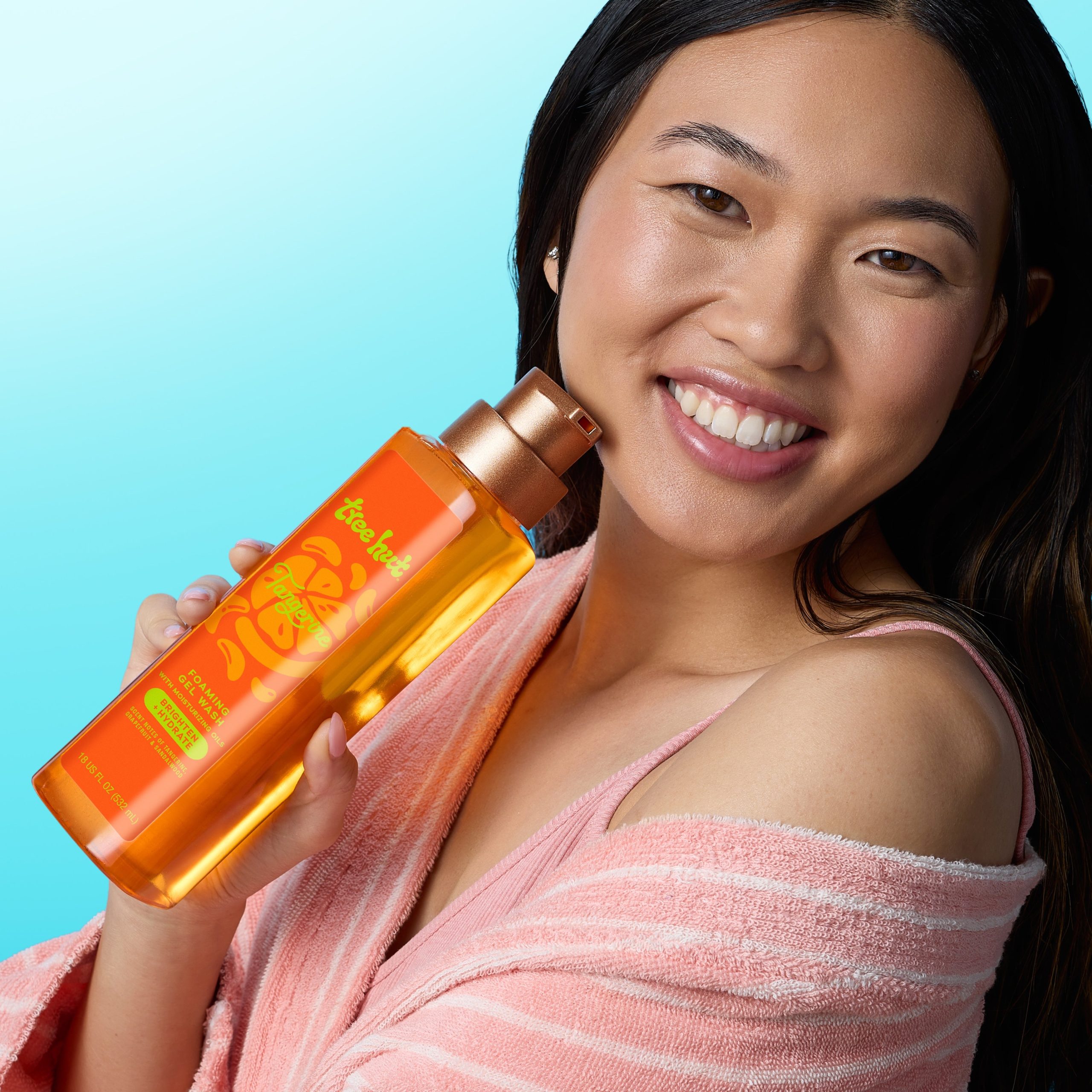 TH_CoreRebrand_Tangerine_NewAisle_FoamingGelWashWPump_InHand_0408_1x1_aefdb3e7-39c9-4306-b532-963c6dc6e77e-scaled-1.jpg