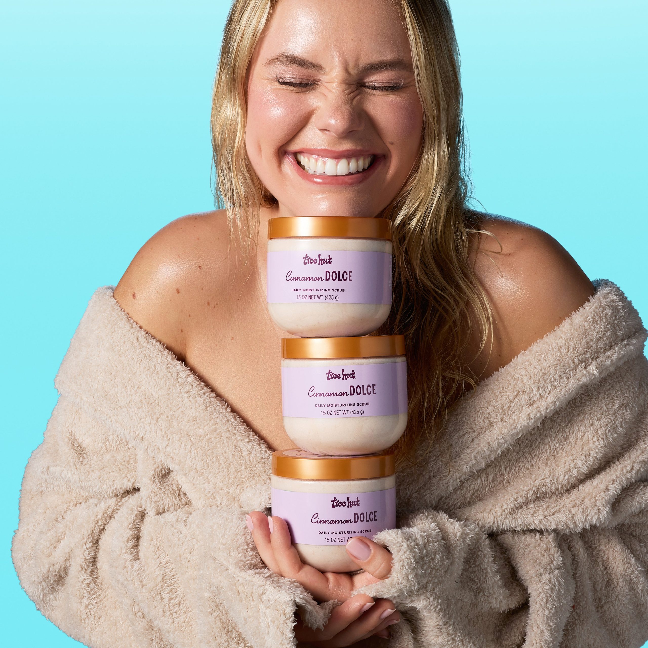 TreeHut_CoreRebrand_CinnamonDolce_DailyMoisturizingScrub_InHand_0166_1x1_bf3a2b53-6dfb-4707-89e0-3ac2f12ba9f7-scaled-1.jpg
