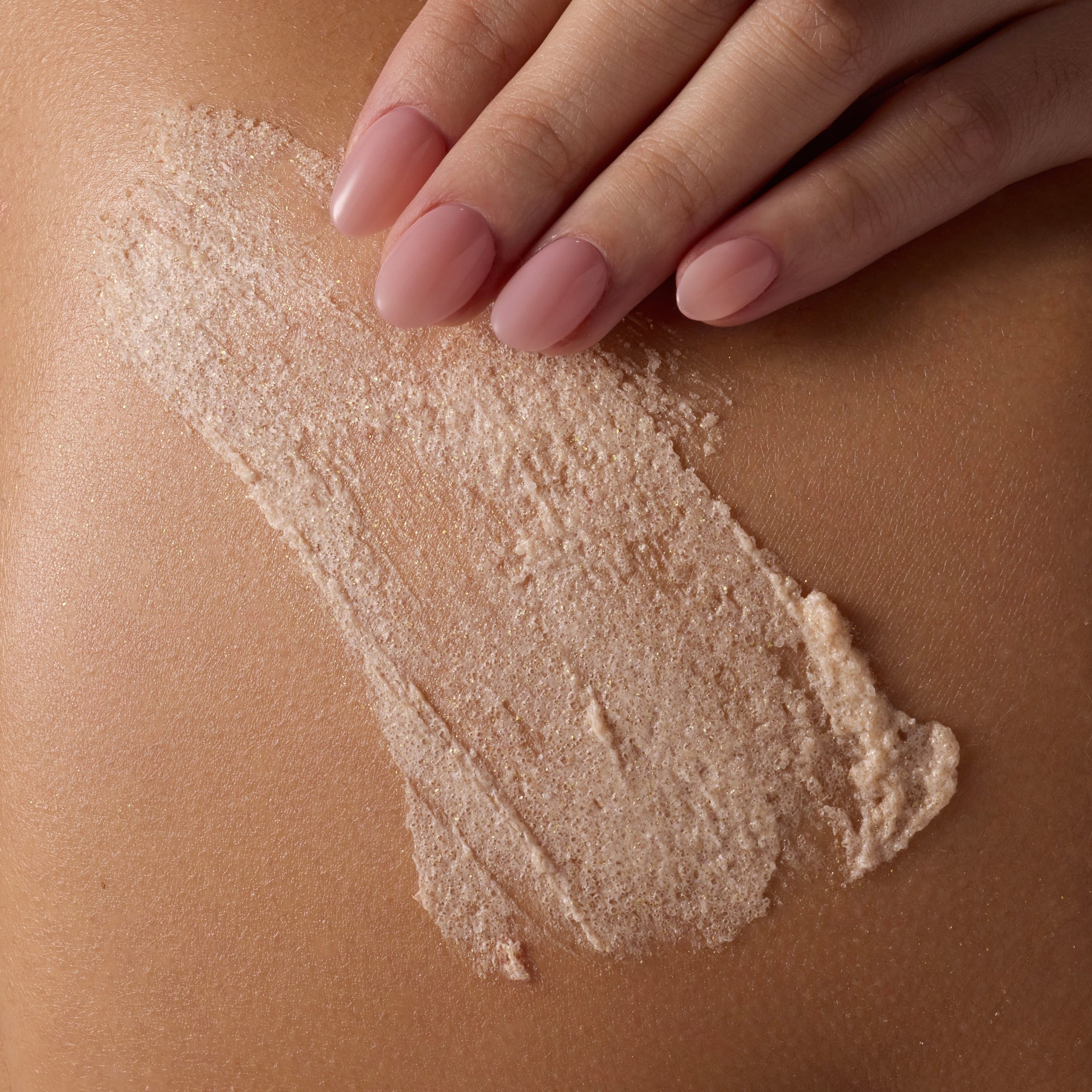 TreeHut_CoreRebrand_GoldenVanilla_DailyMoisturizingScrub_OnBody_0036_1x1_a1fbfdc0-bd08-44e5-898b-749321984518-scaled-1.jpg