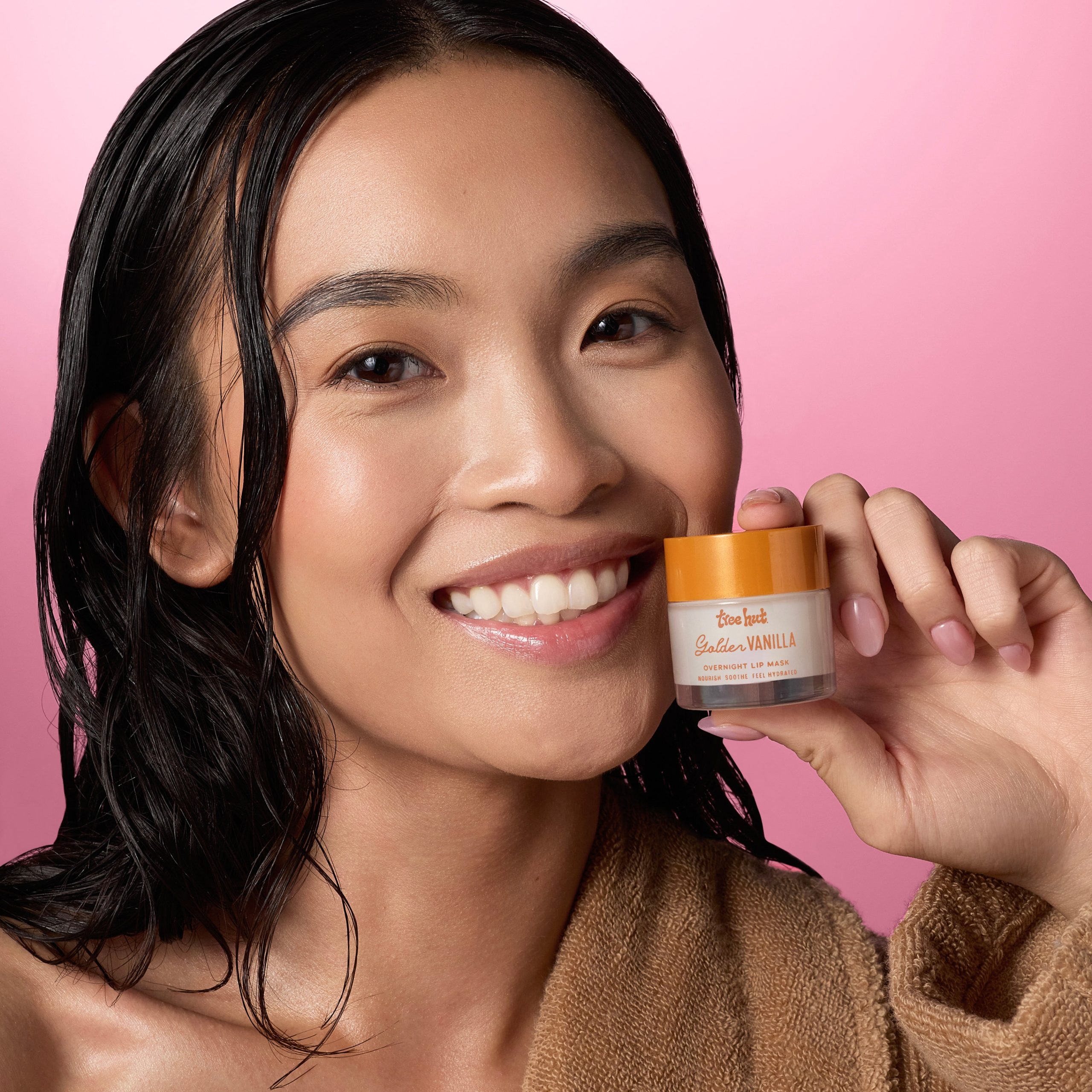 TreeHut_CoreRebrand_GoldenVanilla_LipMask_InHand_0020_1x1_c7e99ab1-cf4b-4e91-be47-36bceb36043a-scaled-1.jpg