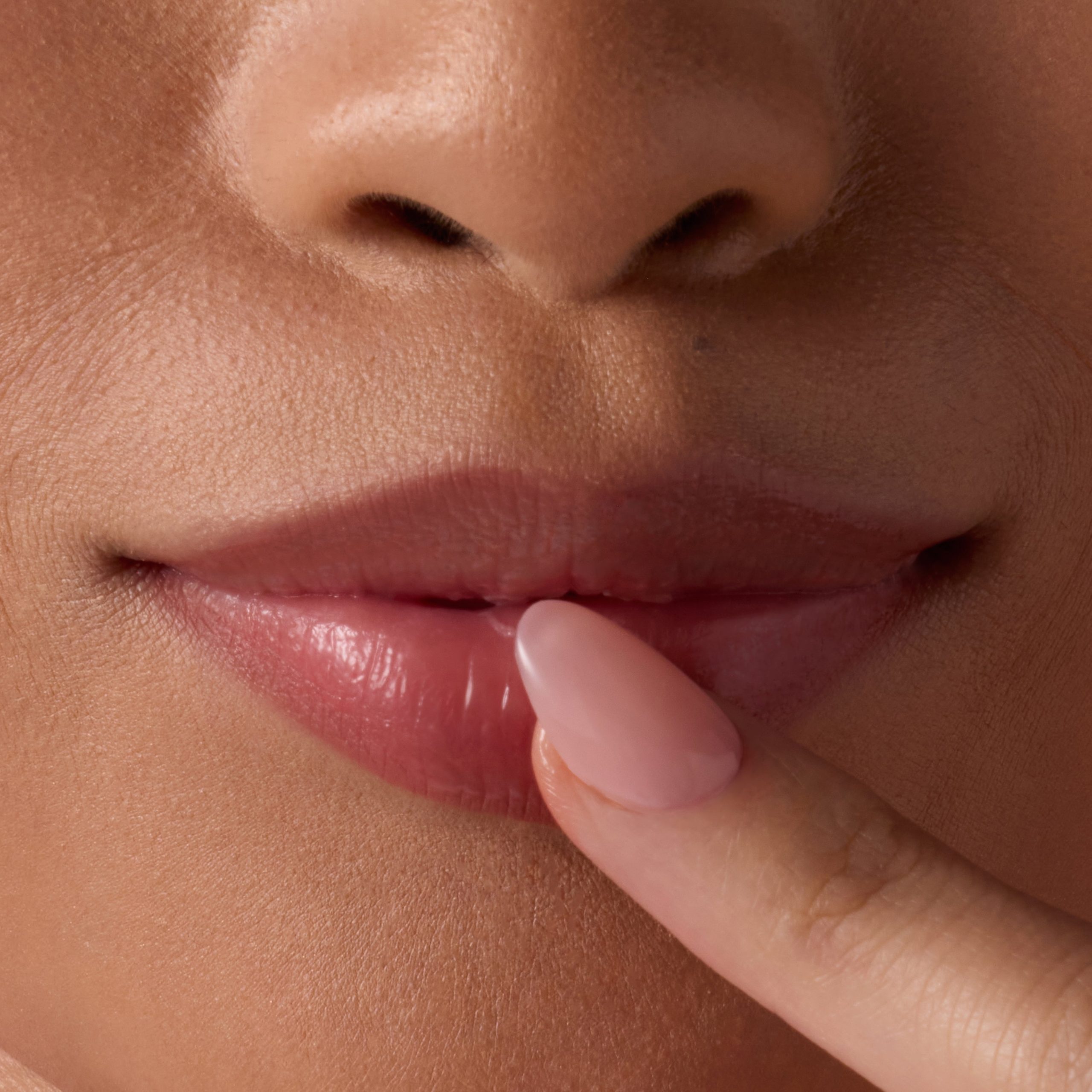 TreeHut_CoreRebrand_GoldenVanilla_LipMask_OnBody_0040_1x1_036d875a-d1ce-4e48-b651-a066741bd075-scaled-1.jpg